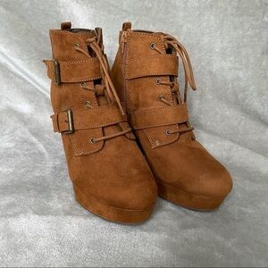 Report Stacked Heel Lace Up Bootie Double Buckle Cognac Faux Suede Size 8.5